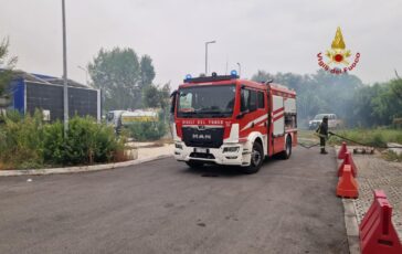Triplo incendio a Roma chiusa la Pontina alla Magliana evacuata una palazzina 364x230