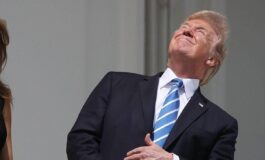 Trump faccia a faccia con leclissi occhi puntati al sole e niente occhiali 265x160
