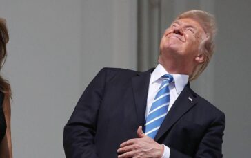 Trump faccia a faccia con leclissi occhi puntati al sole e niente occhiali 364x230