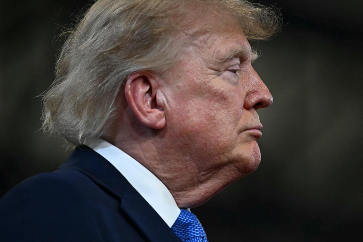 Trump ingrassato di 10 chili, il medico: "Colpa dello stress da presidenza"