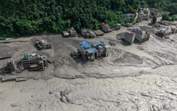 Tutto quello che sappiamo ad oggi dellalluvione in Nepal e Tibet morti dispersi e motivi del disastro 364x230