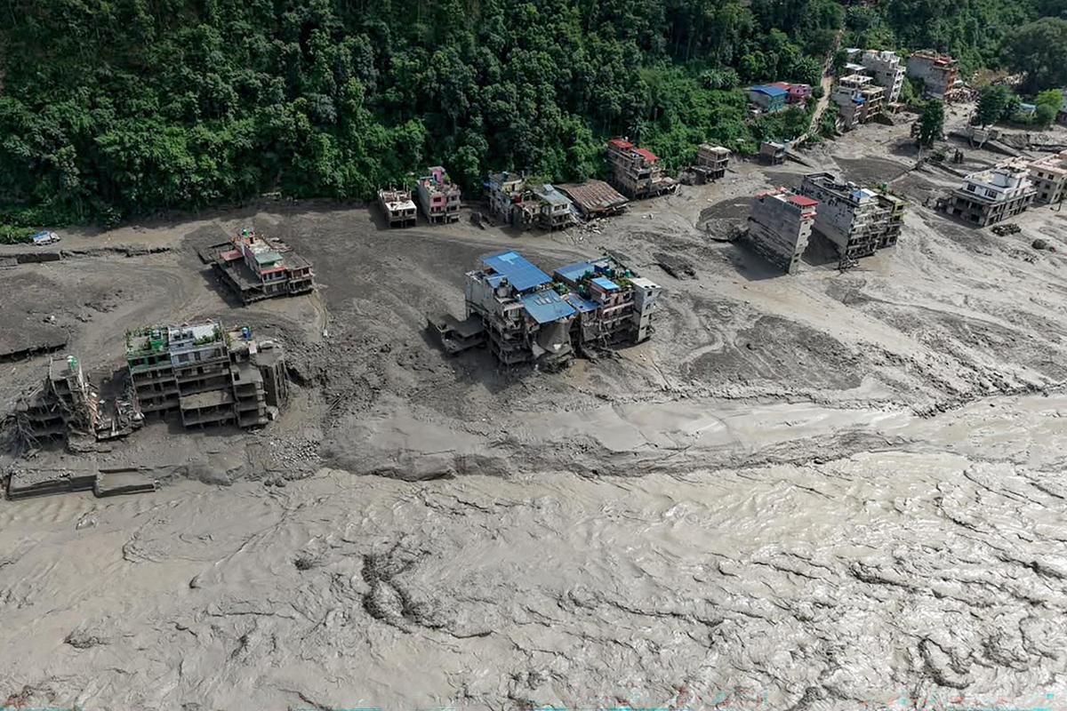 Tutto quello che sappiamo, ad oggi, dell'alluvione in Nepal e Tibet: morti, dispersi e motivi del disastro