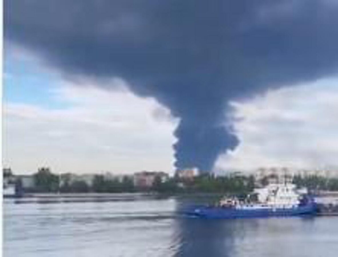 Ucraina, attacco contro una delle più grandi raffinerie in Russia. Mosca: "Abbattuti nella notte 605 droni di Kiev"