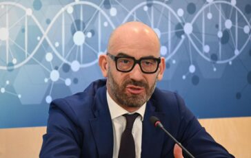 Vaccini Bassetti chiede di rinviare lapertura delle scuole Coperture in Sicilia basse 364x230