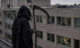 Vestito da morte sale sul tetto di un ospedale e fissa i pazienti arrestato 265x160