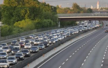 Weekend da bollino rosso oltre 24 milioni di veicoli sulle strade fino a domani 364x230