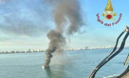 Yacht in fiamme affonda al largo di Jesolo 10 persone salvate decisivo lintervento di unaltra barca 265x160