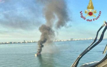 Yacht in fiamme affonda al largo di Jesolo 10 persone salvate decisivo lintervento di unaltra barca 364x230