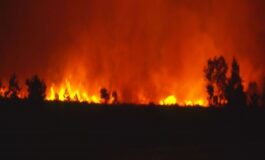 spegne gli incendi vestito da superman