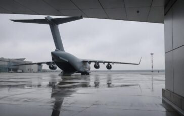 Aereo militare Usa a Mosca: perché il C-17 è atterrato a Vnukovo?