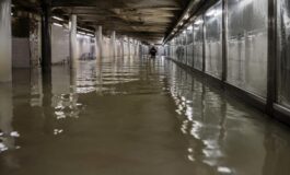 Alluvione improvvisa a New York: le strade e le stazioni della metropolitana invase dall'acqua
