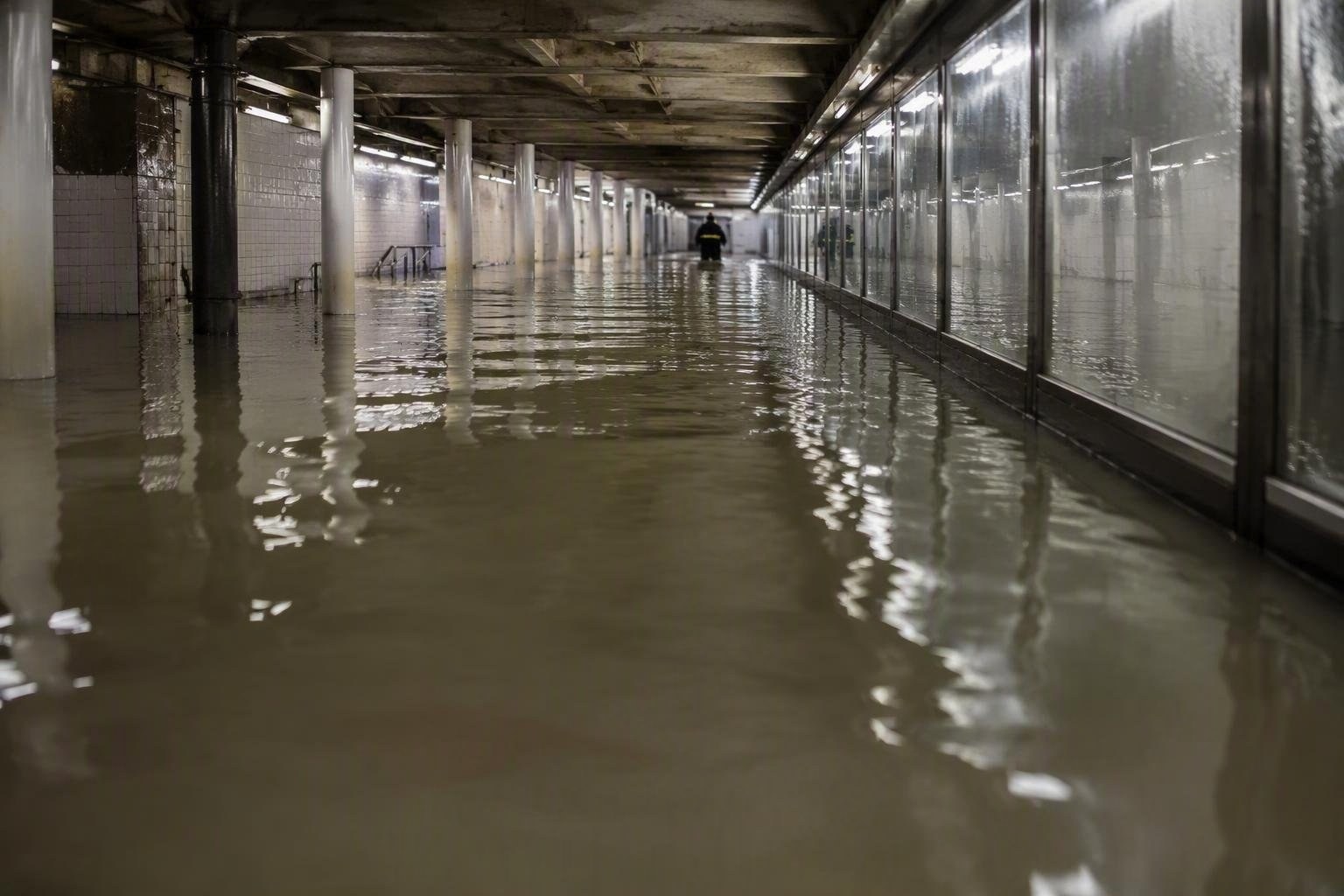 https://static.adhubmedia.com/notizie_it/wp-content/uploads/2026/08/alluvione-improvvisa-a-new-york-le-strade-e-le-stazioni-della-metropolitana-invase-dallacqua-az-1787308011.jpg