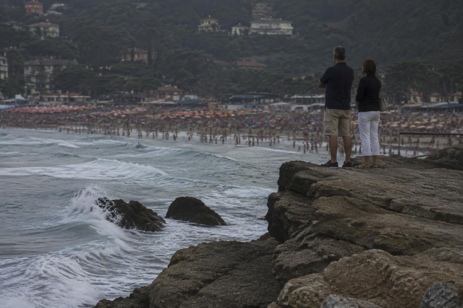 https://static.adhubmedia.com/notizie_it/wp-content/uploads/2026/08/atto-sessuale-in-pubblico-a-imperia-la-coppia-rischia-denuncia-e-multa-az-1788121855.jpg