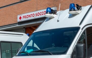 auto invade corsia morto