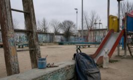 Bambina minacciata di denuncia per disegni su parco giochi: il governatore interviene