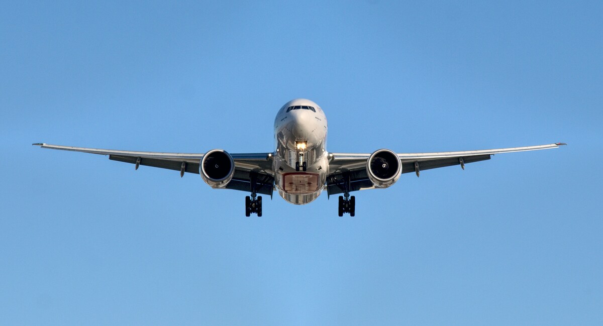 https://static.adhubmedia.com/notizie_it/wp-content/uploads/2026/08/bimbo-non-vuole-allacciare-la-cintura-volo-cancellato-aereo-torna-al-terminal-000d07f8.jpg