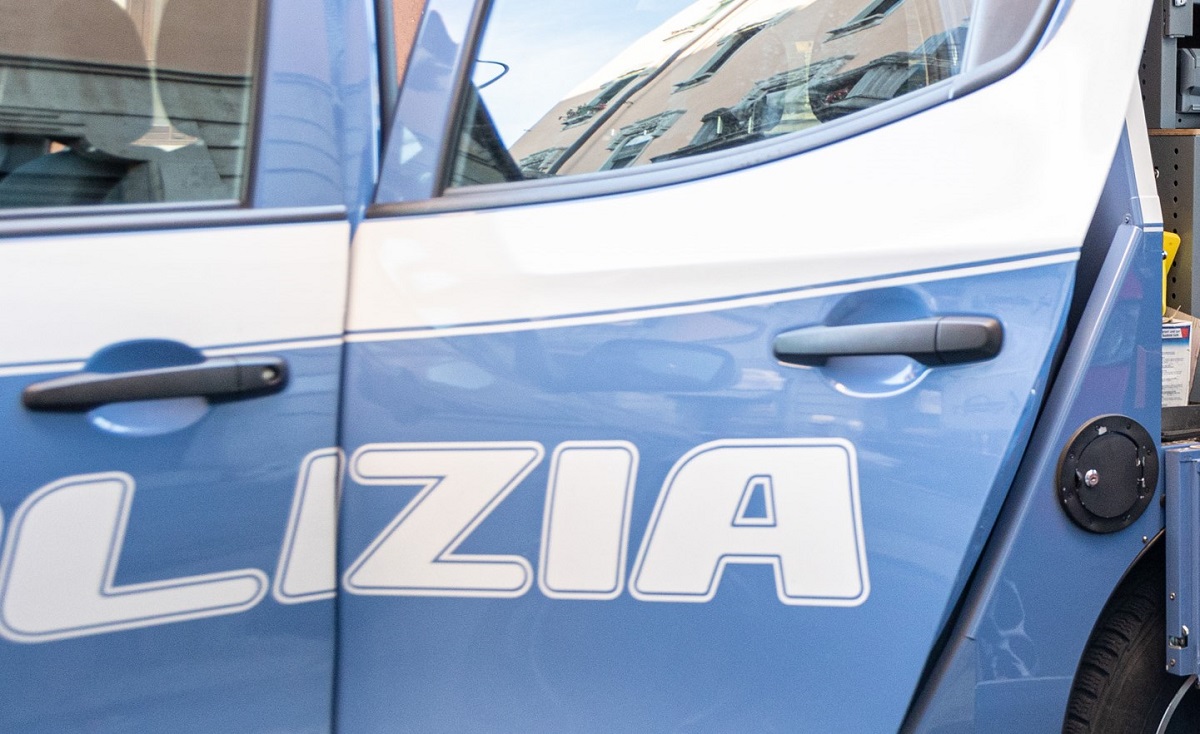 https://static.adhubmedia.com/notizie_it/wp-content/uploads/2026/08/cattolica-si-lancia-con-lauto-nel-porto-con-la-moglie-45enne-in-fuga-dopo-i-socc-12675503.jpg