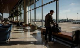 Checklist da viaggio essenziale: organizer, adattatore, power bank, lucchetti TSA e bilancia