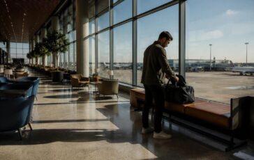 Checklist da viaggio essenziale: organizer, adattatore, power bank, lucchetti TSA e bilancia