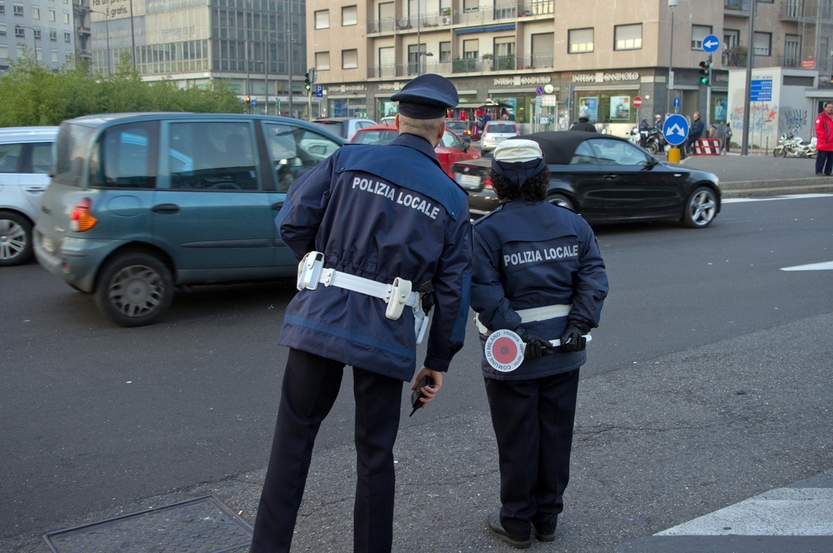 https://static.adhubmedia.com/notizie_it/wp-content/uploads/2026/08/comandante-polizia-travolto-auto-7545c839.jpg