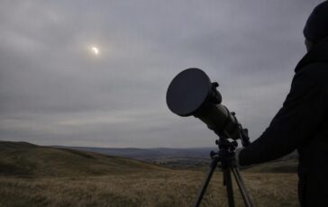 Come osservare un’eclissi solare in sicurezza: guida completa