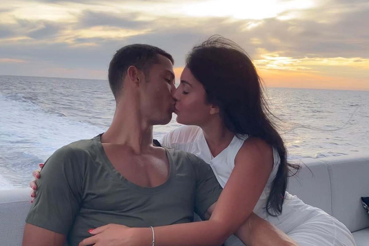 https://static.adhubmedia.com/notizie_it/wp-content/uploads/2026/08/cristiano-ronaldo-e-georgina-rodriguez-si-sono-sposati-nozze-segrete-in-portogal-48fdb4a1.jpg