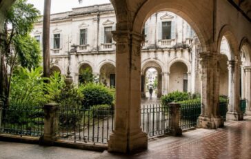 Di Battista in ospedale a Cuba: aggiornamenti sulle sue condizioni