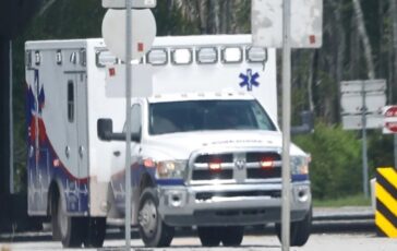 Disastro a New York: autoarticolato colpisce un ponte