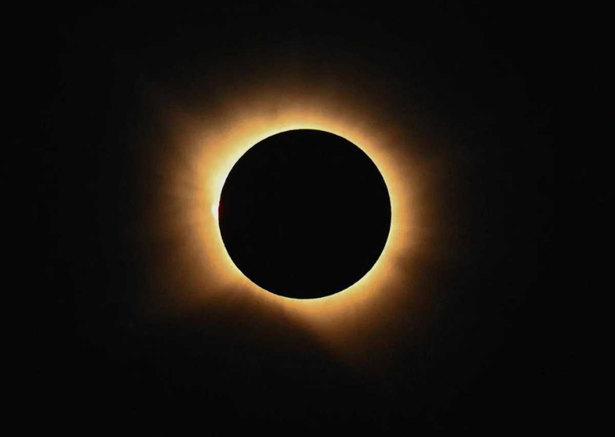 https://static.adhubmedia.com/notizie_it/wp-content/uploads/2026/08/eclissi-di-sole-2520aaea.jpg
