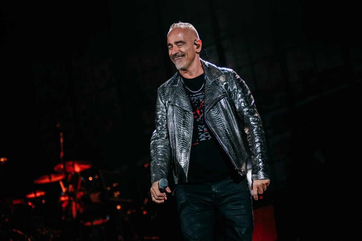 https://static.adhubmedia.com/notizie_it/wp-content/uploads/2026/08/eros-ramazzotti-operato-alle-corde-vocali-stop-al-tour-concerti-rinviati-al-2027-59f6d2ee.jpg