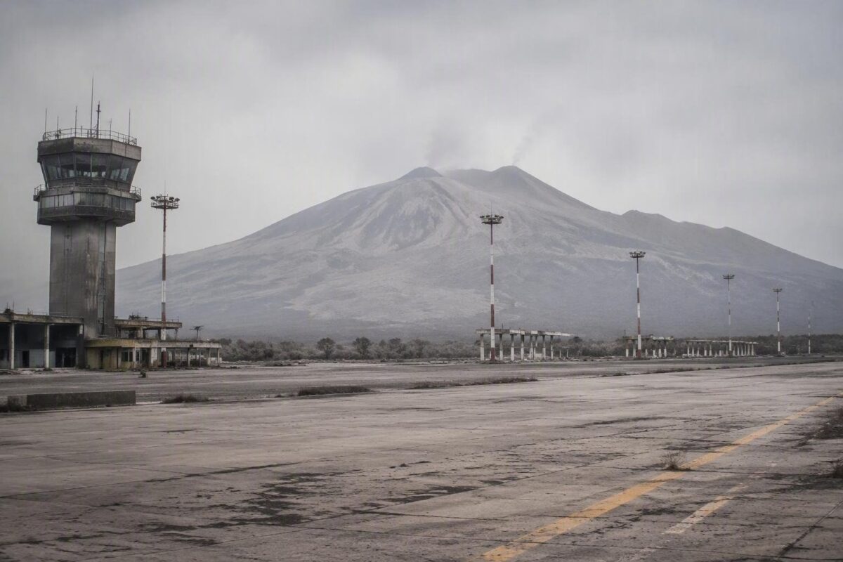 Eruzione Etna 2026: aeroporto di Catania chiuso e 700 voli cancellati