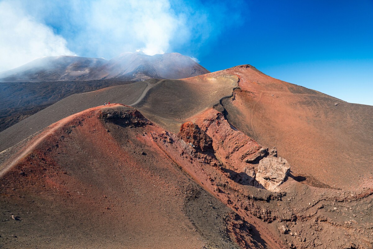 https://static.adhubmedia.com/notizie_it/wp-content/uploads/2026/08/eruzione-etna-disagi-per-laeroporto-di-catania-f86fe33c.jpg