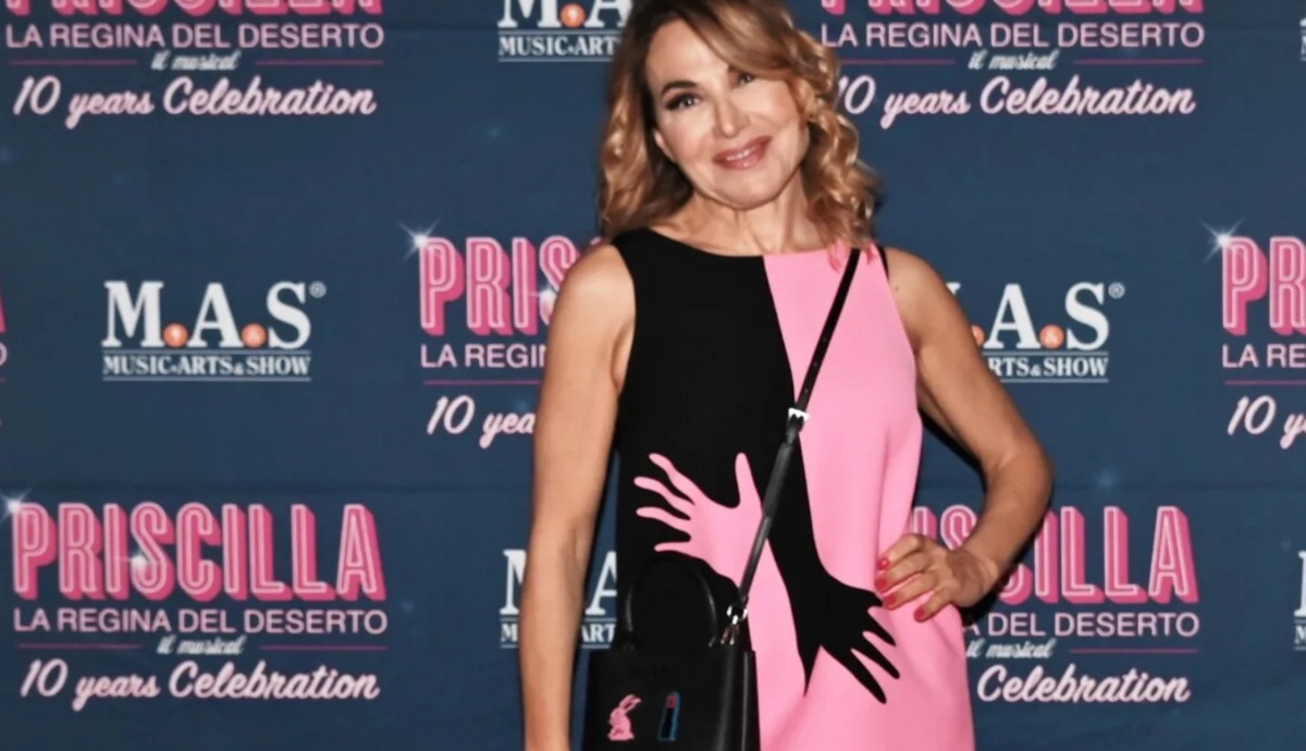 Eva Grimaldi, agguato alle spalle di Barbara D'Urso: lo scherzo col gavettone