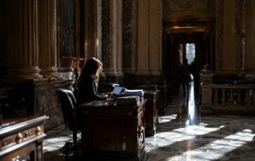 Fauci e il Senato: il cellulare del governo e il voto per il disprezzo del Congresso