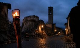 Fiaccolata e rintocchi di campana ad Amatrice per le vittime del sisma del 2016