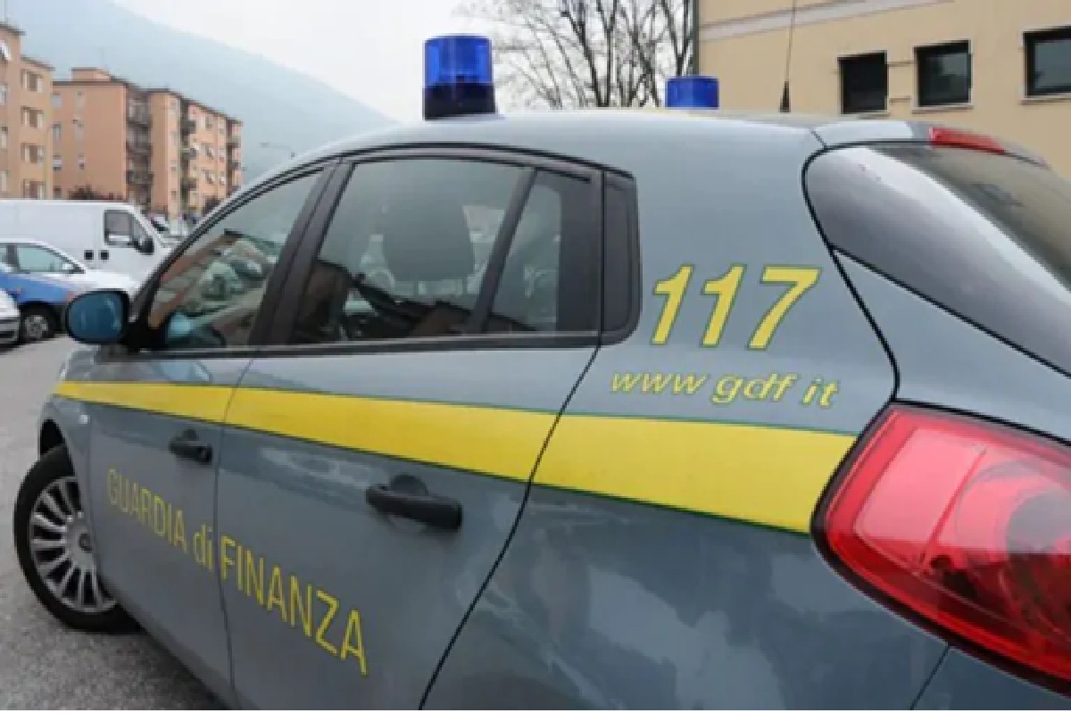 https://static.adhubmedia.com/notizie_it/wp-content/uploads/2026/08/finanziere-investito-9a196a7b.jpg