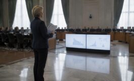 Fratelli d’Italia e Pd si scontrano sulla Rai: il ruolo della Commissione europea