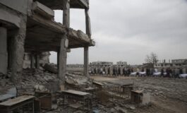 Genitori in lutto: la tragedia della scuola iraniana colpita dai missili americani