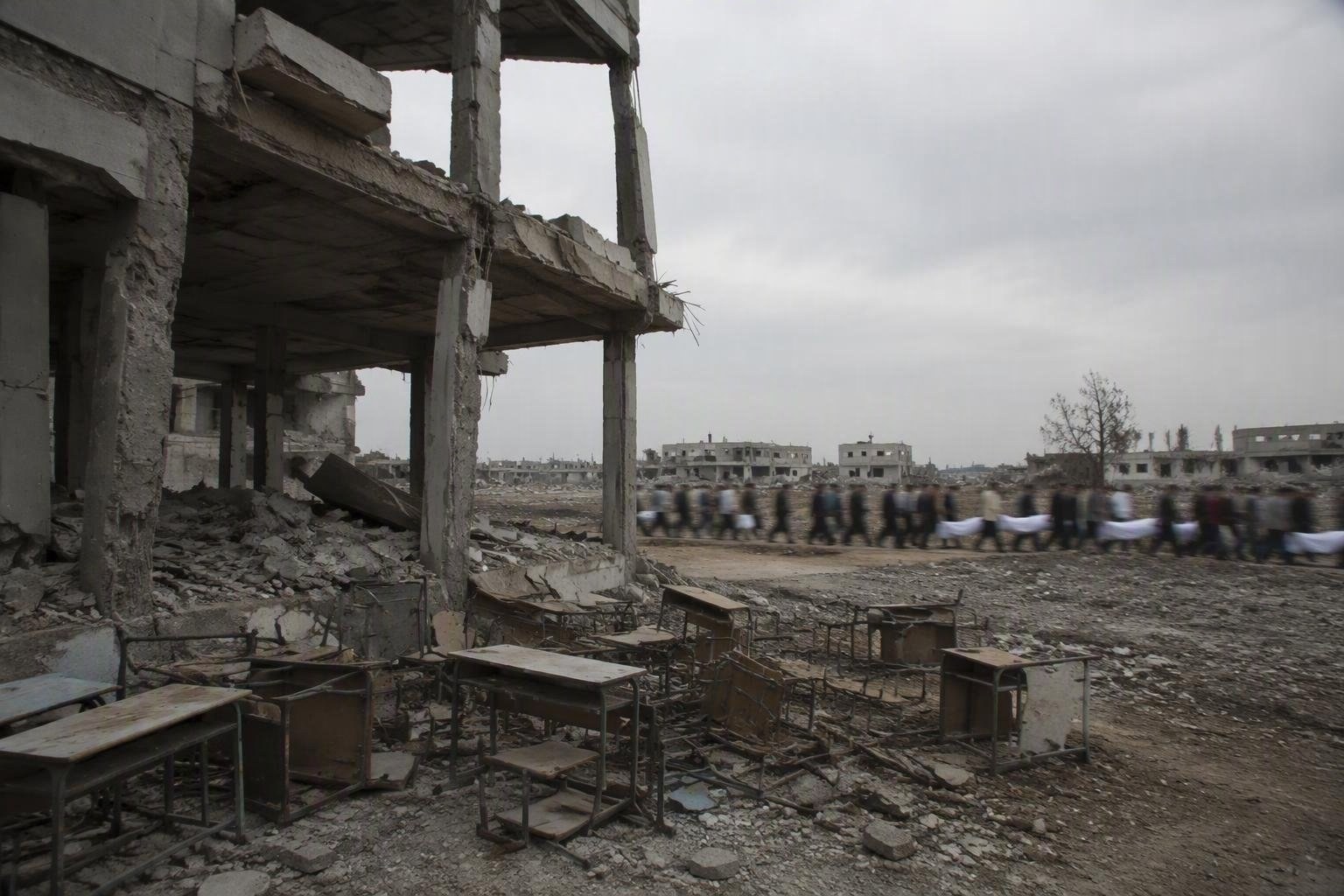 https://static.adhubmedia.com/notizie_it/wp-content/uploads/2026/08/genitori-in-lutto-la-tragedia-della-scuola-iraniana-colpita-dai-missili-americani-az-1787841196.jpg