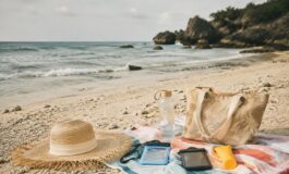 Guida agli accessori mare essenziali per protezione, idratazione e sicurezza