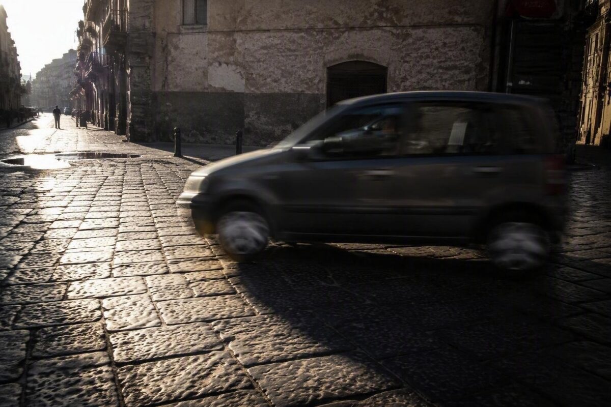 Incidente mortale a Napoli: ottantenne investito da auto in via Nuova Poggioreale