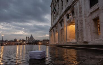 Italia poco attrattiva per gli investitori stranieri: burocrazia e fiscalità incerta frenano gli afflussi