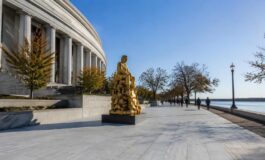 La scultura satirica di The Secret Handshake viaggia per gli Stati Uniti