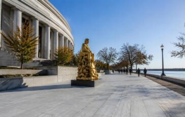 La scultura satirica di The Secret Handshake viaggia per gli Stati Uniti