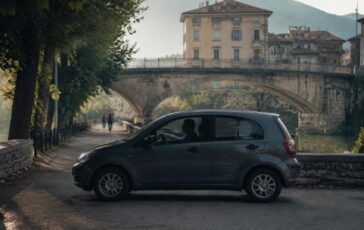 Lanzo Torinese: automobilista investe ciclisti dopo lite, quattro feriti