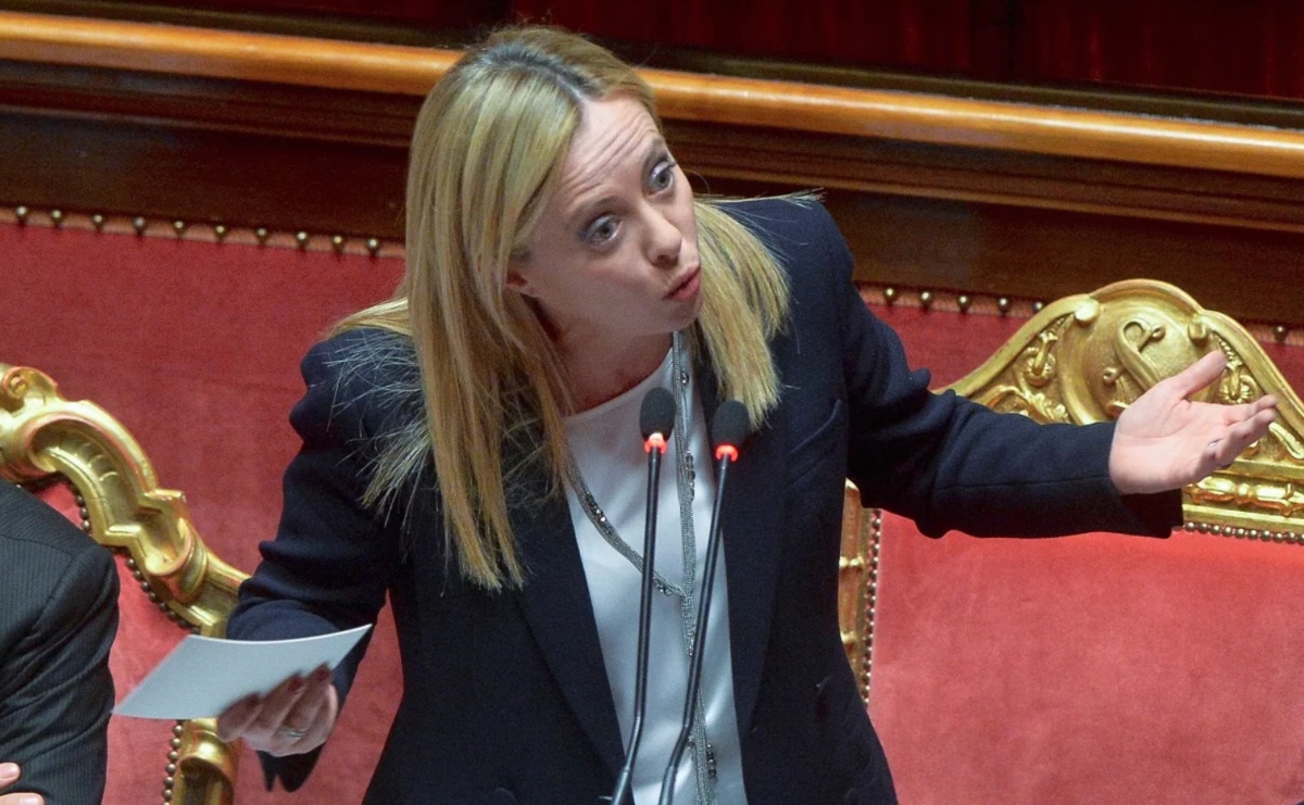 https://static.adhubmedia.com/notizie_it/wp-content/uploads/2026/08/le-monde-attacca-meloni-per-i-video-sui-rimpatri-ma-cosa-faceva-macron-68244e34.jpg