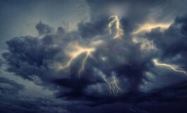 Maltempo, tornado devastante: case danneggiate e feriti