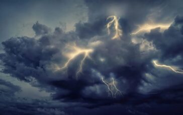 Maltempo, tornado devastante: case danneggiate e feriti