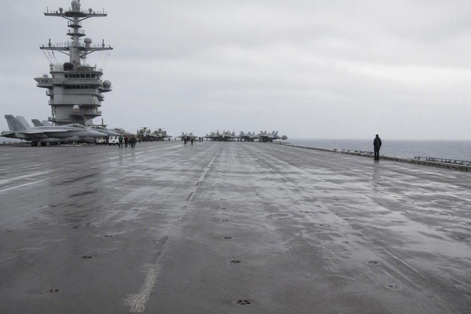 https://static.adhubmedia.com/notizie_it/wp-content/uploads/2026/08/max-lederer-jr-lascia-stars-and-stripes-tensioni-con-il-pentagono-e-crisi-mentale-sulla-uss-abraham-lincoln-az-1787236064.jpg
