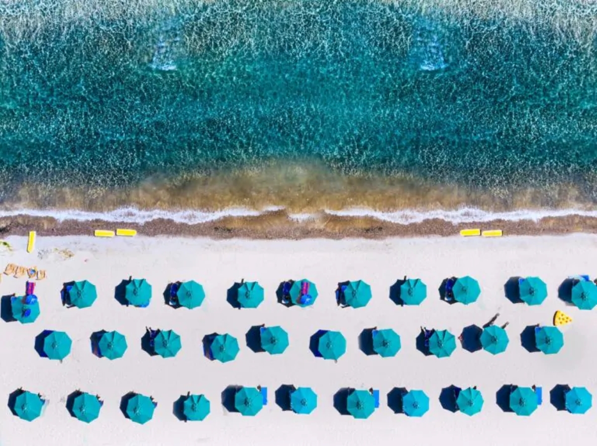 https://static.adhubmedia.com/notizie_it/wp-content/uploads/2026/08/misterioso-cilindro-gigante-sulla-spiaggia-di-alassio-lipotesi-sulla-sua-origine-26c45869.jpg